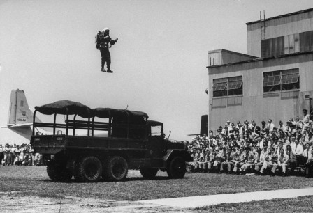 A rocket belt jet pack demonstration at Fort Bragg 1961 homme fusée Icare.jpg, janv. 2022