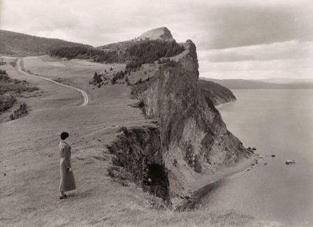 A woman stands before limestone cliffs in the Gaspe Peninsula Quebec September 1934 Photograph by B. Anthony Stewart falaise.jpeg, janv. 2022