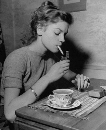 A young Lauren Bacall enjoying a cigarette with her coffee 1946 thé cigarette.jpg, nov. 2021