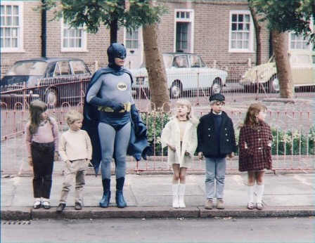 Adam West Batman 1966 pedophilie enfants ne jamais accepter de bonbons de la part d'un étranger.jpg, mai 2023