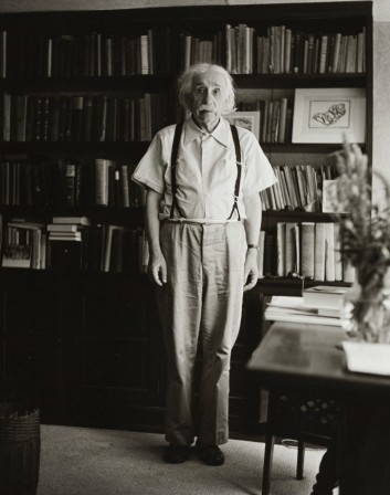 Albert Einstein 1950 et puis j'étais passé aux bretelles.jpg, mars 2023