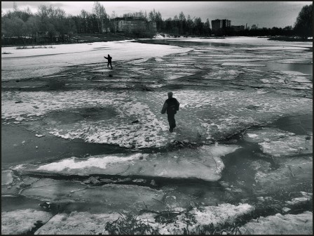 Alexander Criz Samohvalov glace hiver marcher sur l'eau.jpg, oct. 2021