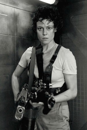 Aliens 1986 Sigourney Weaver arme bonjour c'est pour les calendriers.jpg, nov. 2021