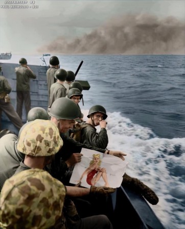 American Marines speed away from USS Sheridan on a landing barge approaching the Japanese-held island of Taraw Gilbert Islands in the Pacific Tarawa burns in the background 1943 guerre débarquement.jpg, mar. 2021