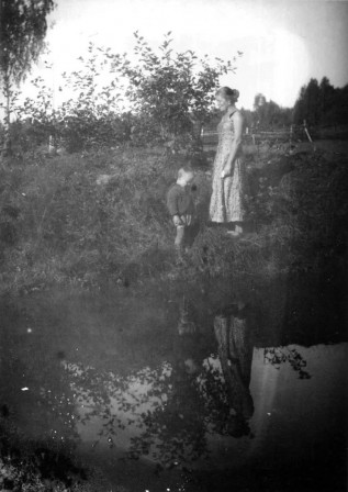 Andrei Tarkovsky with his mother Maria Vishnyakova 1936 les images de l'enfance.jpg, avr. 2021
