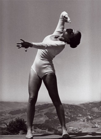 Anna Halprin in Marin County California 1950s photographed by Ron Partridge entre le ciel et la terre.jpg, mai 2021