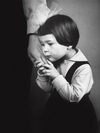 Antanas Sutkus Mothers Hand, Lithauen.1966 la main de la mère.jpg, nov. 2022