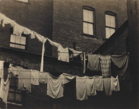 Anton Bruehl Clothesline 1924 le linge.jpg, janv. 2020