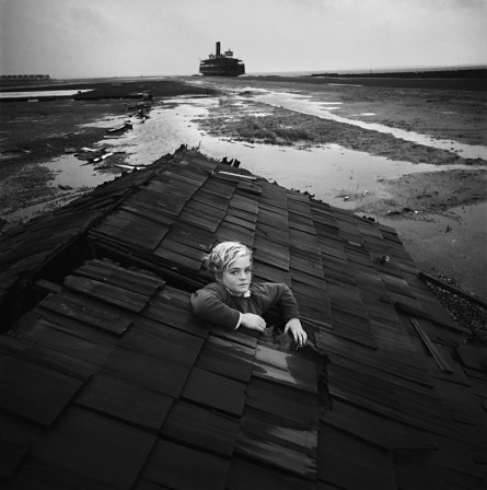 Arthur Tress Boy in Flood Dream Ocean City New Jersey 1971 fin de la Cop 28.jpg, déc. 2023