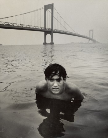 Arthur Tress Boy in Water Under Bridge 1970.jpg, juil. 2021