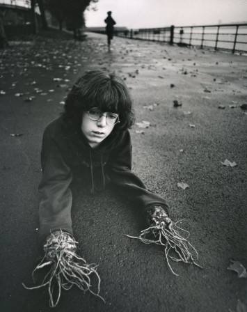 Arthur Tress boy with root hands 1970 le garçon aux mains racines.jpg, fév. 2021