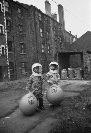 Astronaut kids with space hoppers in Glasgow Scotland 1970 cosmonaute.jpg, avr. 2021