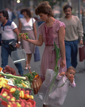 Attila Manek marché Budapest 1987.png, mai 2020