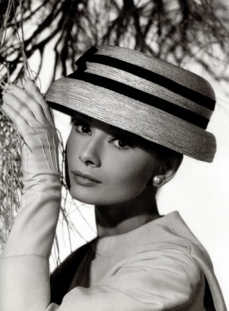 Audrey Hepburn photographed by Bud Fraker for Funny Face 1957.jpg, fév. 2020