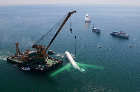 Balkan Tupolev Tu-154B LZ-BTJ avion gouvernemental du leader bulgare pendant le régime communiste Todor Jivkov BTJ - Bravo Todor Jivkov Cet avion a été coulé à 22 mètres de profondeur dans la mer de Blak 1999.jpg, déc. 2021