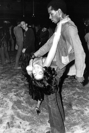 Bianca Jagger and Sterling St. Jacques at Studio 54 1977 ne la laisse pas tomber elle est si fragile.jpg, déc. 2023