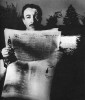 Bill Brandt Peter Sellers reads newspaper on set of Shot in the Dark 1963 les nouvelles sont bonnes