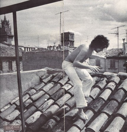 Bob Dylan On the rooftop of Hotel d'Europe in Avignon, France 1981 Photo by Howard Alk sur les toits d'Avignon.jpg, mai 2021