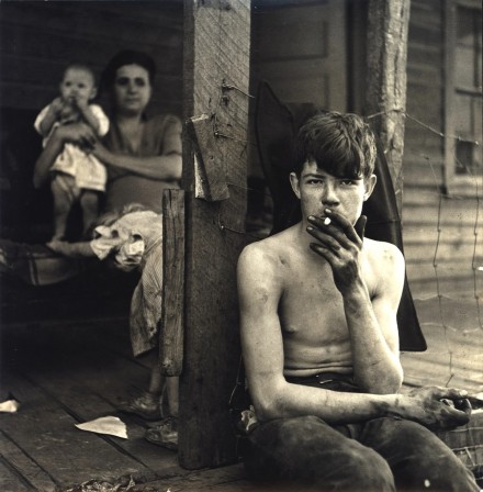 Boy Smoking Cigarette Kentucky Coal Miner Series Harlan County KY Photo by Alfonso Iannelli 1946 les mains sales.jpg, mai 2021