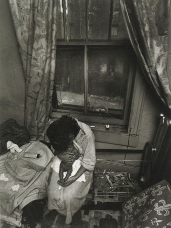 Bruce Davidson East 100th Street ca1966-1968 biberon bébé noir.jpg, août 2021