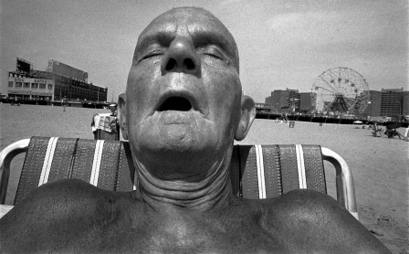 Bruce Gilden man sleeping with mouth open Coney Island 1977 la bouche ouverte.jpg, janv. 2021