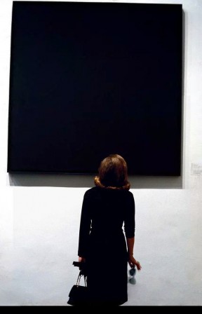 Burt Glinn, Woman looking at Ad Reinhardt Museum of Modern Art new york 1964.jpg, déc. 2020