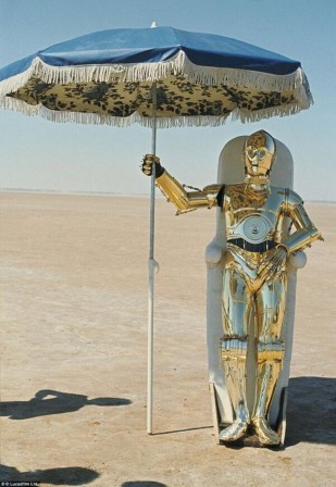 C3PO Star Wars guerre des étoiles un parasol pour la plage soleil.jpg, avr. 2023