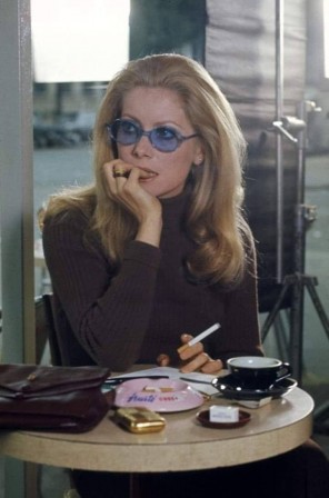 Catherine Deneuve au café 1967 comment ronger ses ongles avec élégance.jpg, nov. 2021