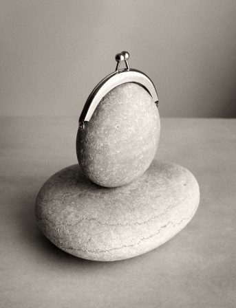 Chema Madoz préhistoire de l'économie porte-monnaie de pierre.jpg, mars 2023