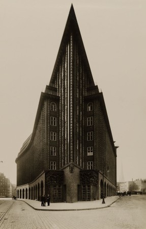 Chilehaus 1922-24 in Hamburg Germany by Fritz Höger. Photo by Carl Dransfeld le coin de la rue.jpg, nov. 2023