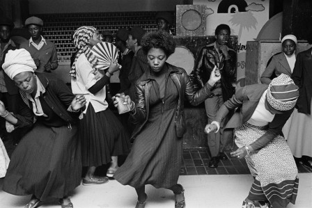 Chris Steele-Perkins Girls Dancing in a Wolverhampton Youth club 1978.jpg, avr. 2023