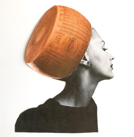 Christine Grek Lisa Fonssagrieves the Swedish model and once wife of photographer Irving Penn in a Nefertiti hat 1945 photo wearing a wheel of Parmigiano Reggiano instead le chapeau de fromage meule de Parmesan.jpg, déc. 2021