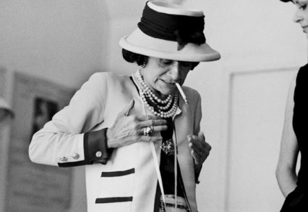 Coco Chanel l'important c'est les seins les chapeaux de Gabrielle Chanel.jpg, sept. 2021