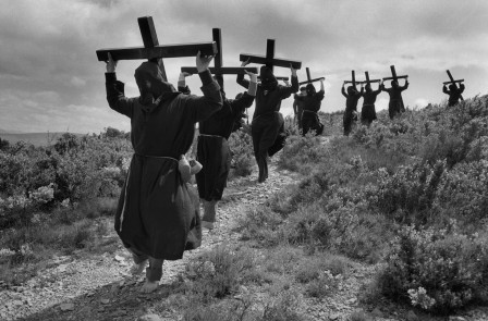 Cristina Garcia Rodero la españa oculta 1989 Espagne occulte croix Jésus procession dimanche.jpg, juil. 2021