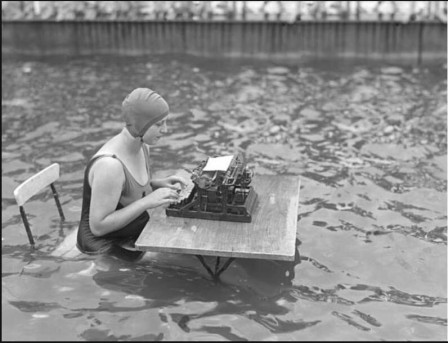 Dactylographe à la piscine photographie satirique de Georg Pahl 1926 je ne peux pas j'ai pisicne.jpg, juil. 2021