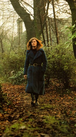 David Bowie, September 1970. Photo by Keith MacMillan at Haddon Hall in Beckenham, Kent, England promenade en forêt.jpg, janv. 2021