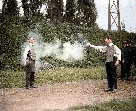 Demonstration of V.G. Murphy’s bulletproof vest to police officers. As a result, the bulletproof vest withstood 38 shots from a Smith &amp;amp; Wesson Model 10 Revolver. New York, 1923 vélo gilet pare-balles.jpg, mar. 2021