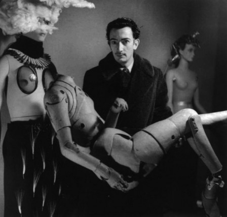 Denise Bellon Salvador Dali et son mannequin à l’exposition surréaliste Paris 1938.jpg, août 2021