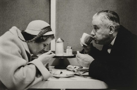 Diane Arbus Couple Eating N.Y.C., 1956 mangeons.jpg, mai 2021