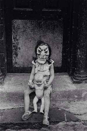 Diane Arbus, Masked Child with a Doll, N.Y.C., 1961 enfant masque poupée.jpg, oct. 2020