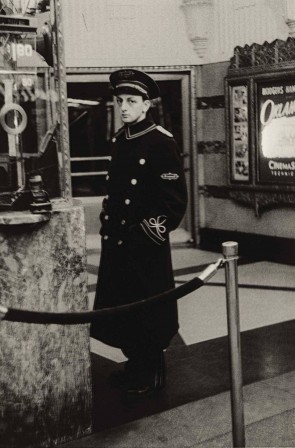 Diane Arbus Movie Theater Usher standing by the Box Office N.Y.C. 1956.jpg, mai 2021