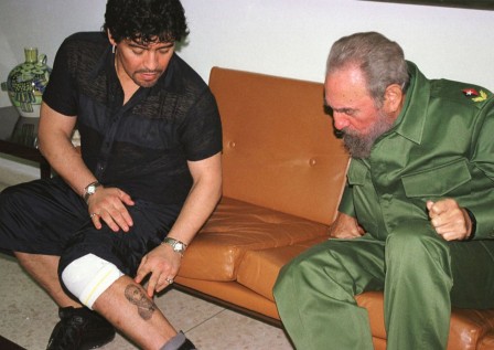 Diego Maradona rencontrant le président cubain Fidel Castro le 27 octobre 2005 à La Havane.jpg, nov. 2020