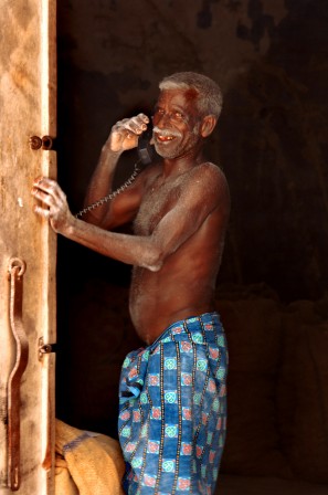 Donna Todd blagues au téléphone canulars téléphoniques un plaisir universel Travailleur de briqueterie Inde.jpg, août 2020