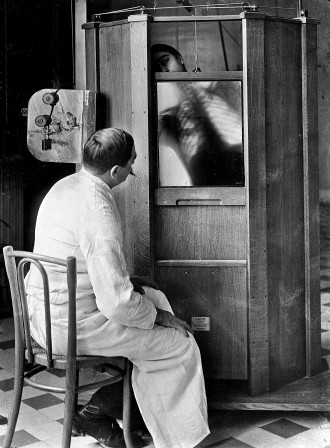 Dr. Maxime Menard’s radiology department at the Cochin hospital in Paris, circa 1914 Mendard would later lose his finger to side effects from operating the X-ray machine..jpg, avr. 2023