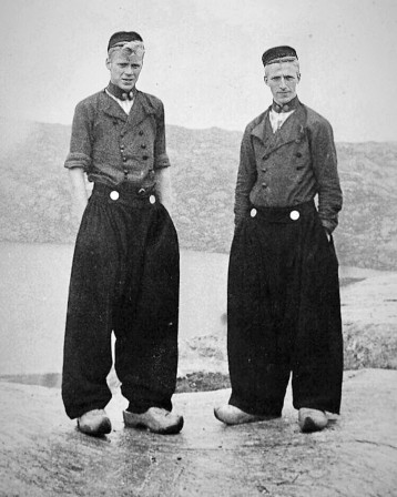 Dutch men in traditional trousers 1900 pantalon hollandais volants.jpg, déc. 2021