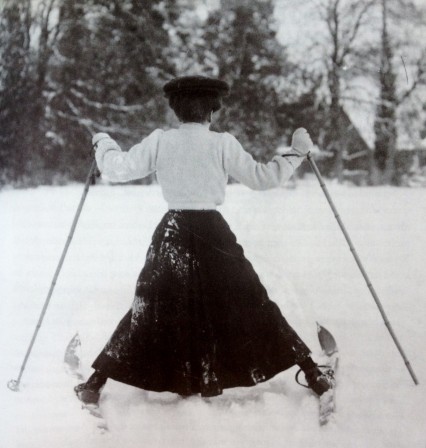 Edwardian woman skiing in Northamptonshire, 1908 accouchement traditionnel dans les Alpes.jpg, oct. 2020