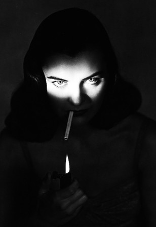 Ella Raines lighting a cigarette, C. 1940’s cigarette du feu dans les yeux.jpg, nov. 2022
