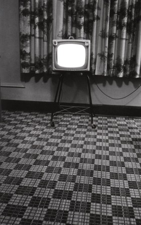 Elliott Erwitt Motel Room Texas 1962 télé écran blanc.jpg, déc. 2023