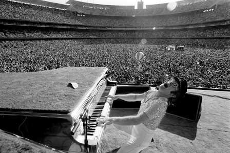 Elton John Dodger Stadium 1975 by Terry O'Neill concert cri.jpg, déc. 2020