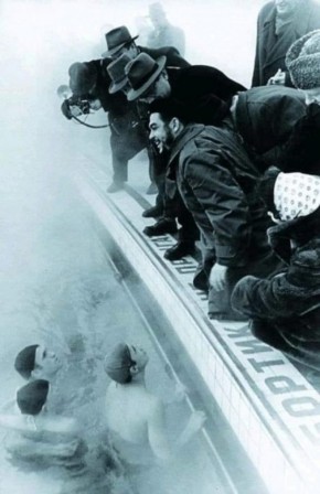 Ernesto Che Guevara apporte son soutien aux jeunes nageurs Moscou 1960.jpg, mai 2020
